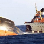 Повреждение авианосца  «Еанкер Хилл» при столкновении с танкером «Сидней Спиро»