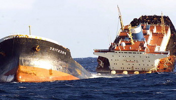 Повреждение авианосца  «Еанкер Хилл» при столкновении с танкером «Сидней Спиро»